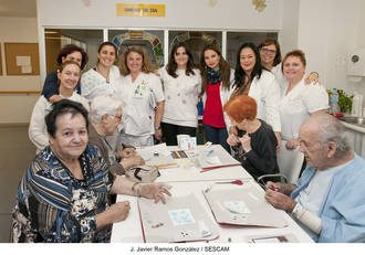 Los mayores de la Unidad de Día de Geriatría participan en un taller de scrapbooking como terapia ocupacional