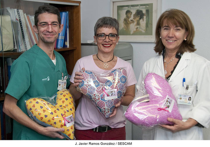 El Proyecto Micky llega al Hospital Universitario de Guadalajara repartiendo ‘Almohadas del Corazón’ a mujeres mastectomizadas
