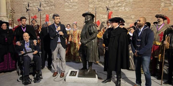 Guadalajara rinde homenaje al Tenorio Mendocino descubriendo una escultura inspirada en Javier Borobia