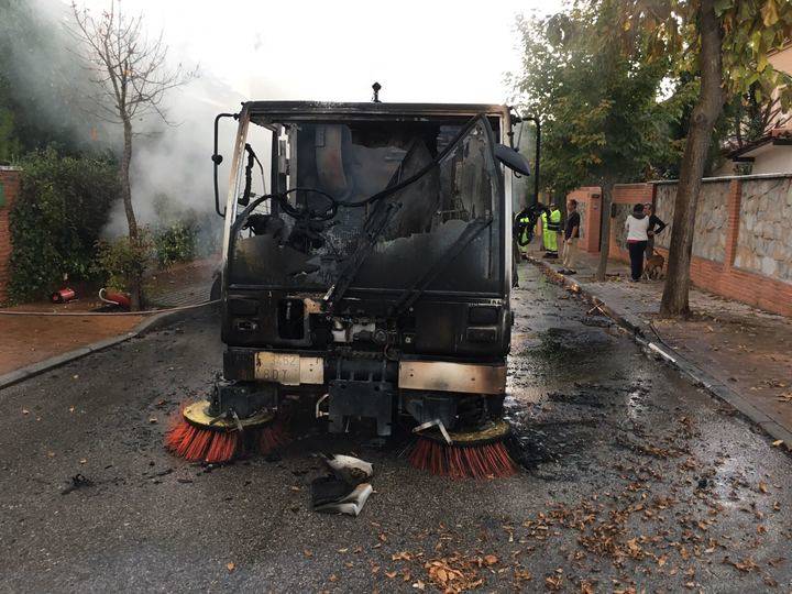 Sale ardiendo una máquina barredora mientras limpiaba las calles de Cabanillas