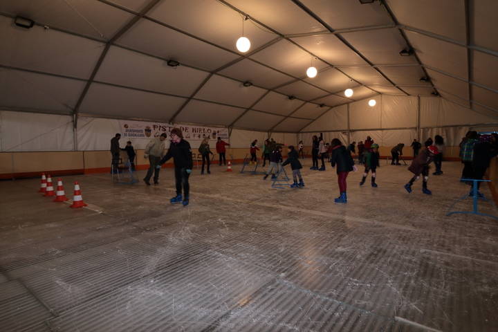‘Pillan’ a tres menores destrozando la pista de hielo instalada en Guadalajara
