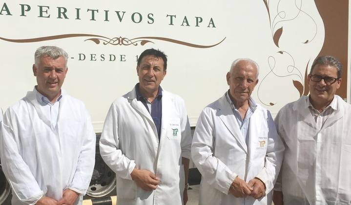 El director provincial de Agricultura visita la empresa Aperitivos Tapa, en la que actualmente trabajan 59 personas