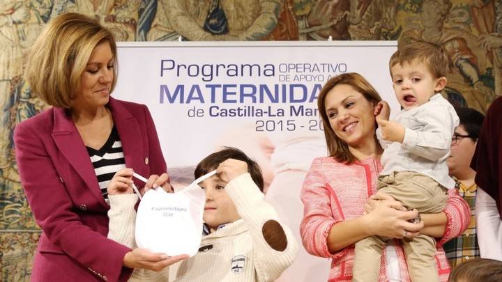 Critican duramente la postura impasible de Page con la maternidad y le piden que retome las Beca Mamá en 2017