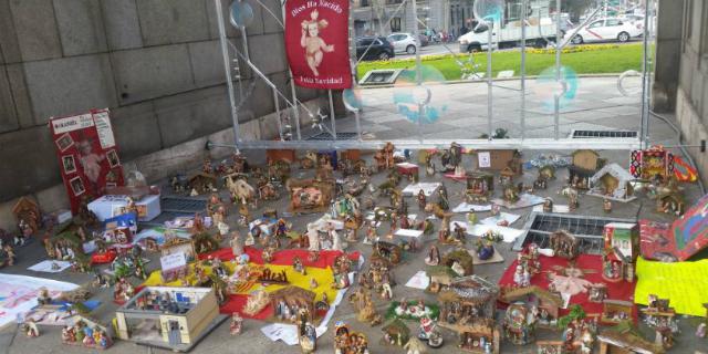 Decenas de madrileños llenan la Puerta de Alcalá de belenes en protesta contra Carmena