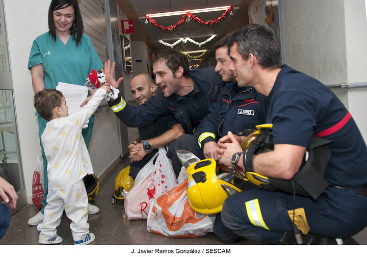 Un detallazo : Los bomberos de Guadalajara visitan a los niños enfermos del Hospital de Guadalajara