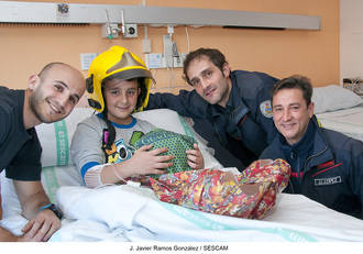 Un detallazo : Los bomberos de Guadalajara visitan a los niños enfermos del Hospital de Guadalajara