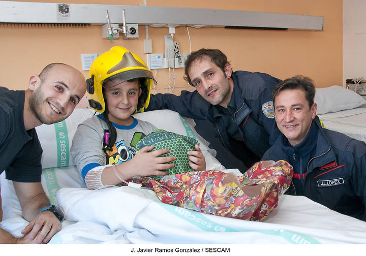 Un detallazo : Los bomberos de Guadalajara visitan a los niños enfermos del Hospital de Guadalajara