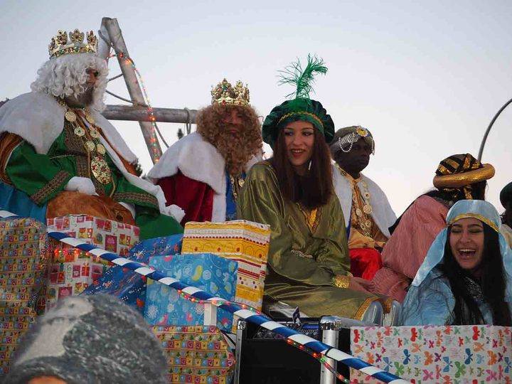 Los Magos de Oriente han traído ilusión y regalos a niños y mayores en la Ciudad del Doncel