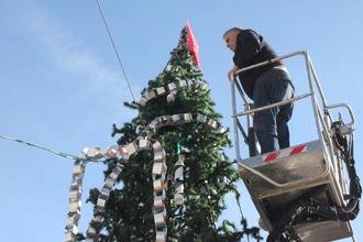 El gran &#193;rbol de Navidad de Cabanillas ya luce los adornos reciclados hechos por los chavales