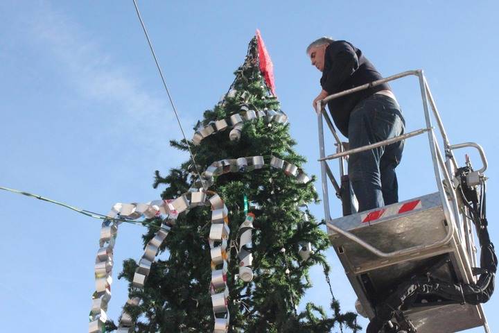 El gran Árbol de Navidad de Cabanillas ya luce los adornos reciclados hechos por los chavales