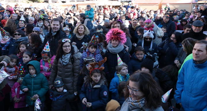 Cientos de niños tomaron las uvas con las Campanadas al mediodía en la plaza del Ayuntamiento de Guadalajara