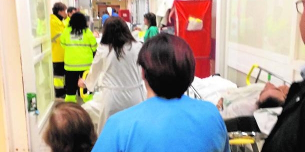 Sigue el caos en la sanidad regional: 'El Hospital de Guadalajara está colapsado, mientras que la planta novena está cerrada'