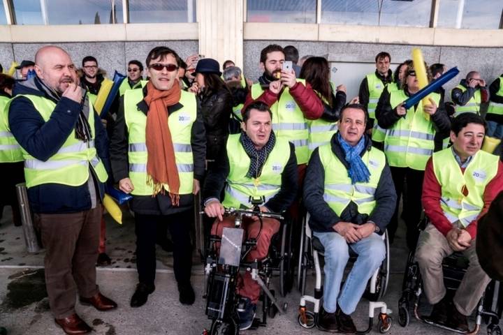 200 personas con discapacidad protestan en Barajas bajo el lema “Ryanair, no seas mi límite para volar”