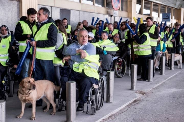 200 personas con discapacidad protestan en Barajas bajo el lema “Ryanair, no seas mi límite para volar”