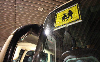 Una cuidadora olvida durante 5 horas a una niña de 4 años en el autobús escolar en Guadalajara