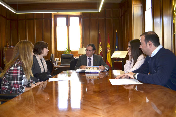 El presidente de la Diputación de Cuenca aplaude la encomiable labor de la Asociación ‘Jamaban’ en la comarca de Casasimarro