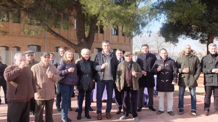 Antonio Román presenta la nueva zona ajardinada creada junto al Centro de Salud de Manantiales