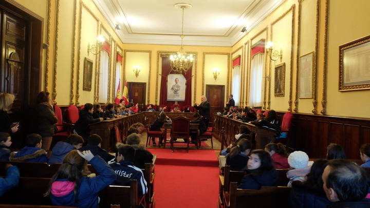 Alumnos de cuarto y quinto de primaria del colegio Maristas conocen el Ayuntamiento de Guadalajara
