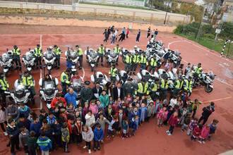 La Escuela de Tráfico de la Guardia Civil visita Sacedón y aparca en el colegio de La Isabela
