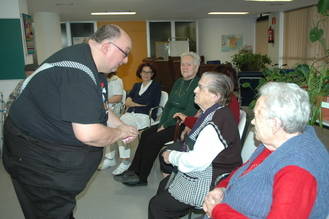 El mago Kayto compartió trucos y bromas con niños y mayores del Hospital de Guadalajara