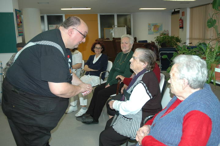 El mago Kayto compartió trucos y bromas con niños y mayores del Hospital de Guadalajara