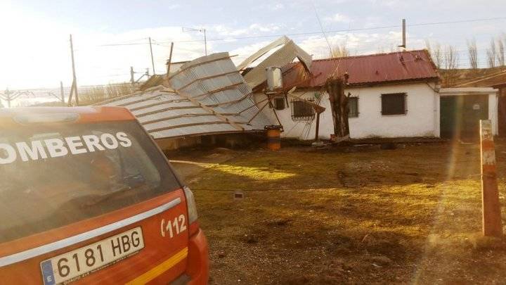 Estragos del viento :Cae un tejado sobre una vivienda en Espinosa de Henares sin dañar a sus tres ocupantes