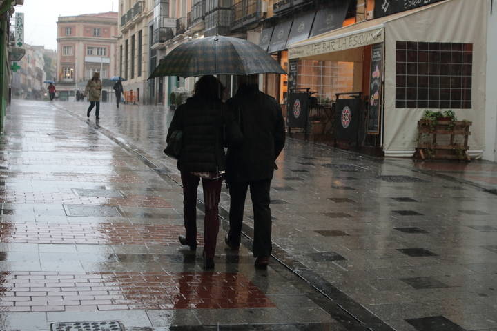 Descenso de las temperaturas, niebla, lluvia y viento este domingo gris en Guadalajara