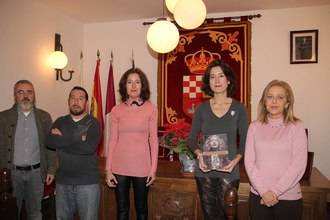 María Lara presenta en Fuentenovilla "Pasaporte de bruja"