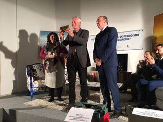 Latre entrega a Fidel Raso el Premio Internacional de Periodismo Cátedra Manu Leguineche