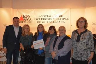 Las “Mujeres del 2000 de Yebra” entregan a la Asociación de Esclerosis Múltiple la recaudación del VII Mercadillo Solidario