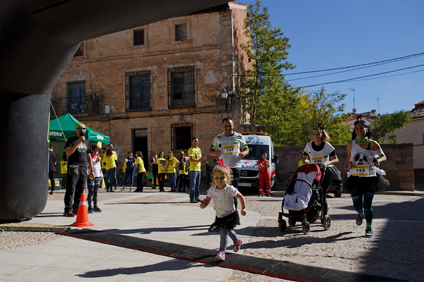 Greenpeace llena las calles de Gárgoles de Abajo de “zombis nucleares” en la víspera de Halloween 