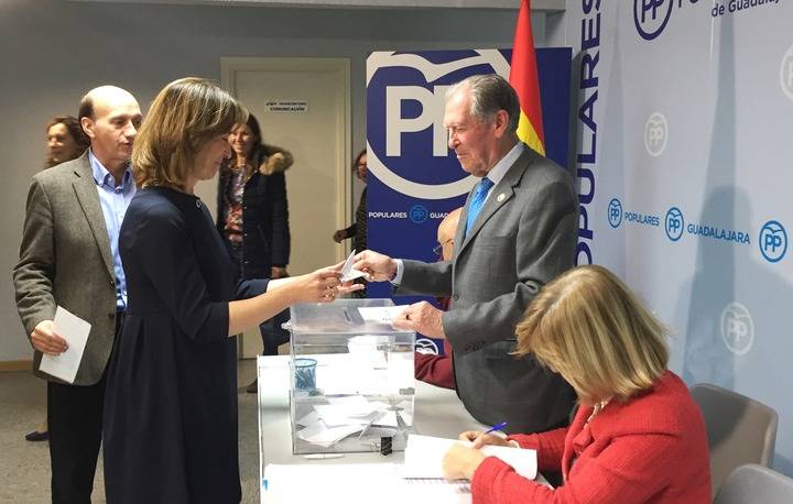 La presidenta del PP de Guadalajara Ana Guarinos en el momento de ejercer su derecho al voto junto al secretario general Juan Pablo Sanchez