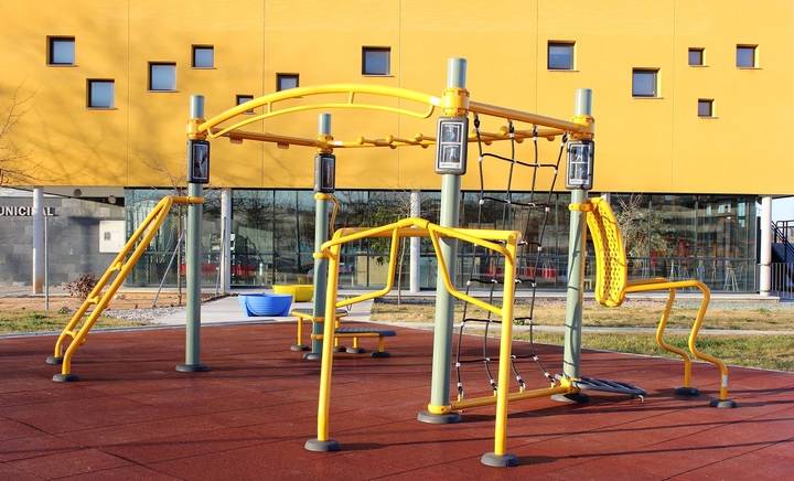 El polideportivo de Valdeluz estrena una máquina de ejercicios para entrenamientos al aire libre y en grupo
