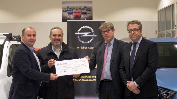 El Hogar Alcarreño-Acai Motor hace entrega de un cheque por valor de 1.000 euros a la Asociación Down
