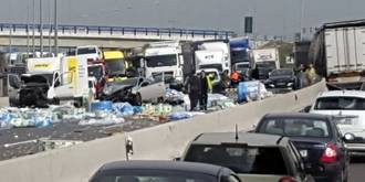 Un espectacular accidente entre camiones a la altura de Meco paraliza parte de la A2 dirección Madrid