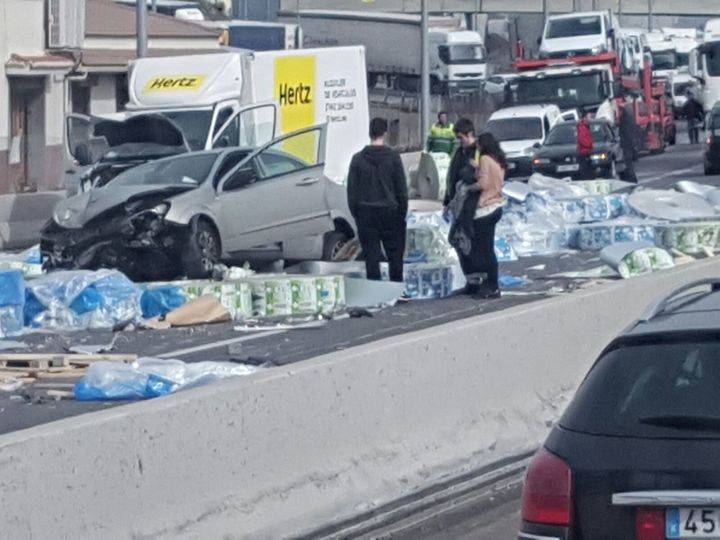 Un espectacular accidente entre camiones a la altura de Meco paraliza parte de la A2 dirección Madrid