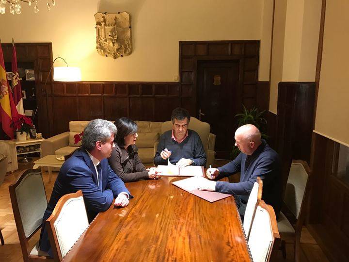 Acuerdo entre el Ayuntamiento de Guadalajara y comerciantes para el canje de cheques regalo en Navidad