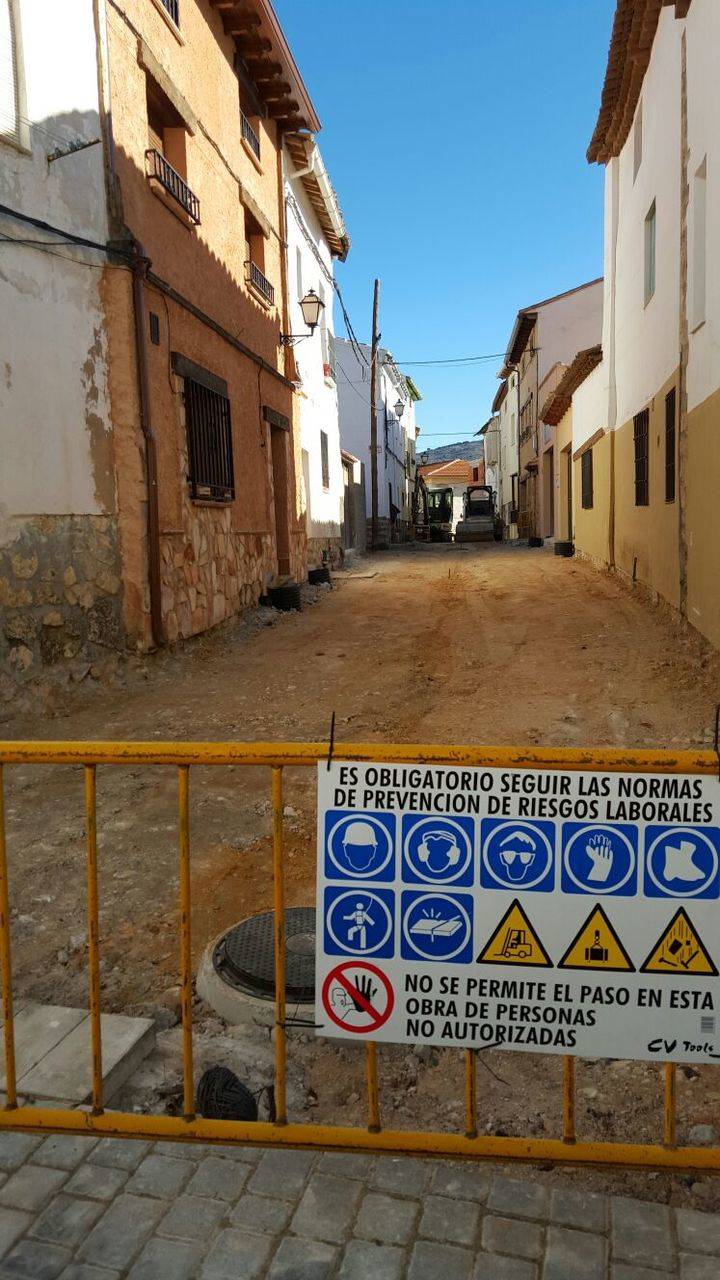 Nuevo pavimento de adoquines para la calle Aragón de Pareja