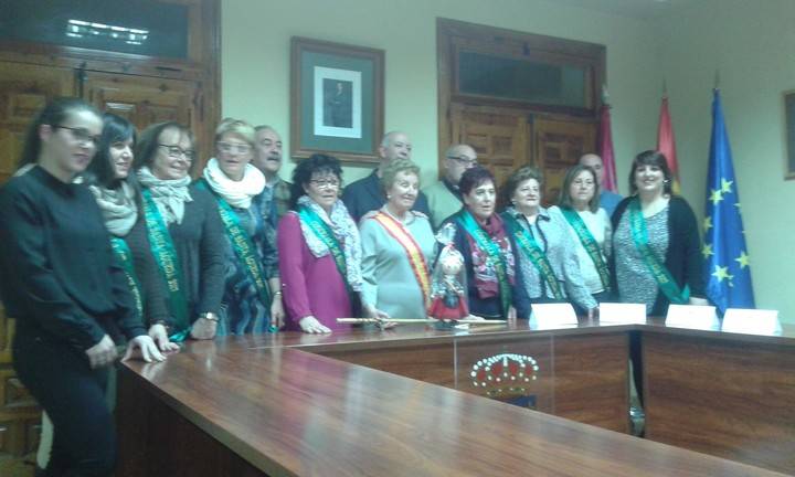 Teresa Gregorio recoge el Bastón de Mando del Ayuntamiento y las mujeres de Santa Águeda ya mandan en Jadraque