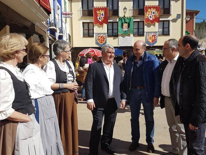 Latre visita Tendilla que celebra durante este fin de semana su Feria de las Mercaderías