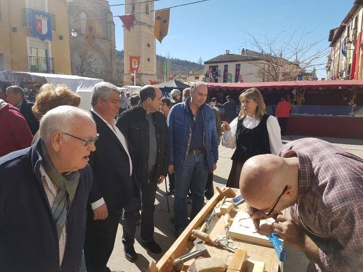 Latre visita Tendilla que celebra durante este fin de semana su Feria de las Mercaderías