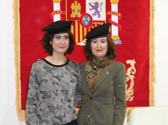 Las historiadoras Laura Lara y María Lara reciben la boina negra como 