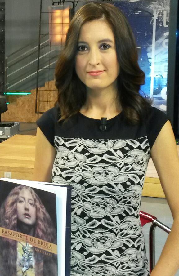 María Lara presenta su nueva publicación Pasaporte de bruja