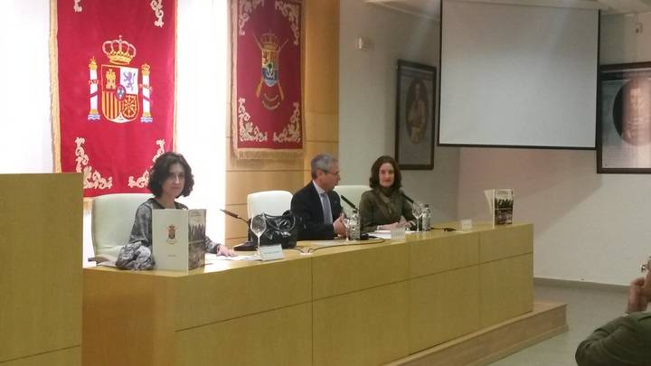 Las historiadoras Laura Lara y María Lara reciben la boina negra como 