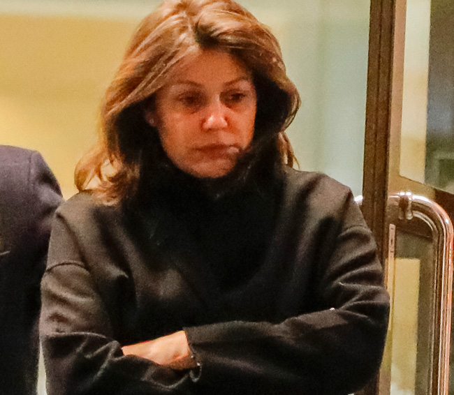 SEMANA La imagen del dolor de Nuria González y su familia en el tanatorio.