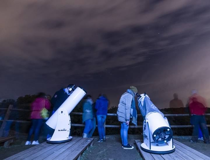Cerca de un centenar de personas desafían a las nubes en la observación astronómica de Valdenazar