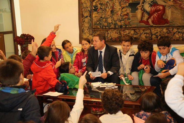Artículo del Presidente de Castilla La Mancha con motivo del Día Universal de la Infancia : Crecer y vivir con dignidad