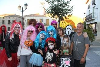 Cartas, puches, calabazas y diálogo entre generaciones en el puente de Los Santos en Pareja