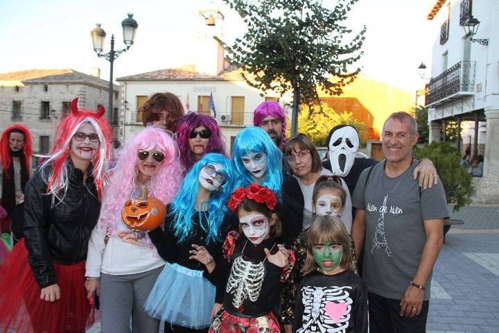 Cartas, puches, calabazas y diálogo entre generaciones en el puente de Los Santos en Pareja