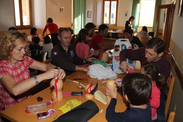 Cartas, puches, calabazas y diálogo entre generaciones en el puente de Los Santos en Pareja